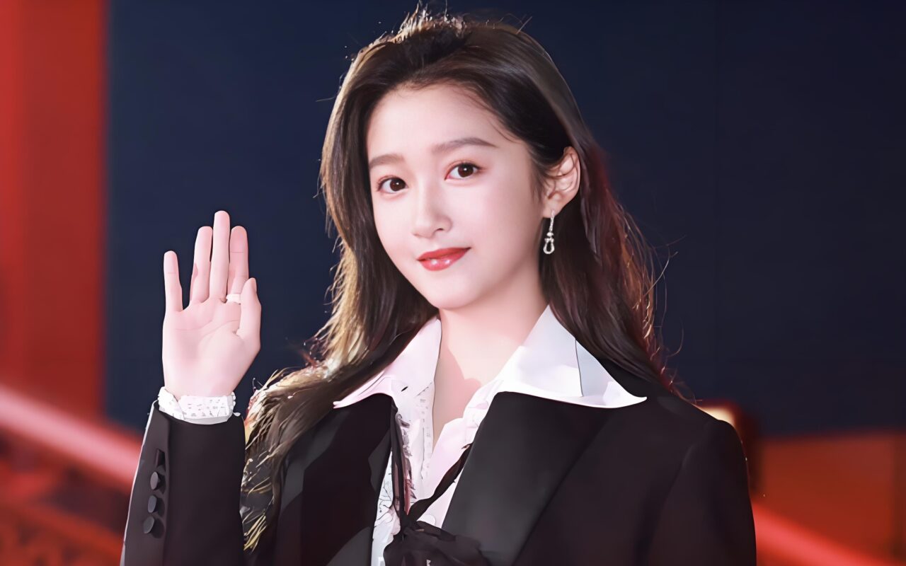 Profile of Guan Xiaotong