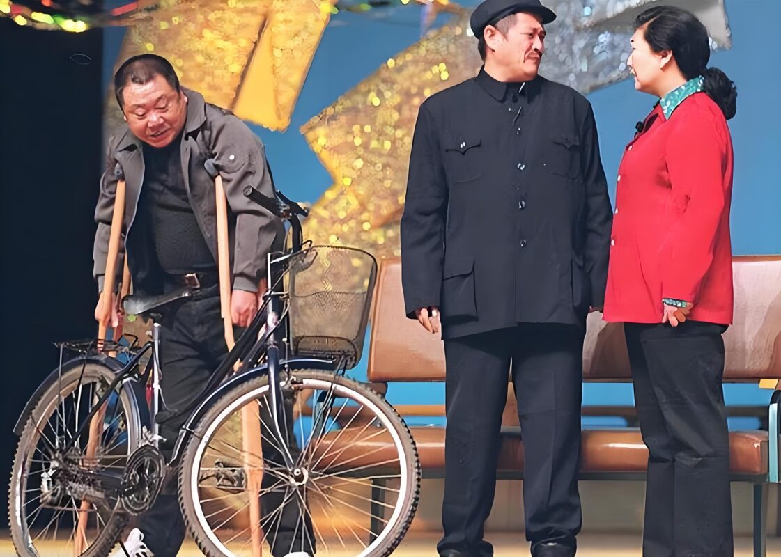 Zhao Benshan Appears at Airport in a Wheelchair